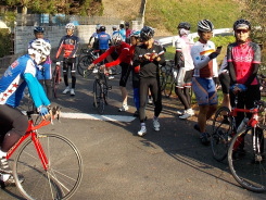 スタート地点の変更と諸注意の説明に耳を傾ける選手たち
