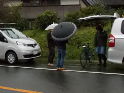 傘をさしたサポーターの中には、応援にまわった選手の姿も・・・