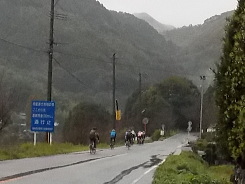 雨の中、4.8キロ先のゴールを目指します。