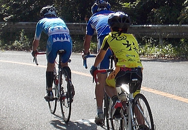 いました。10歳椿啓久選手。前の2選手をパスして前に出ます。