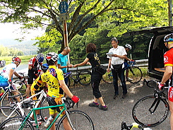 阿部選手の奥様がゼッケン配布のお手伝い。今日は夫と息子の応援です。▲