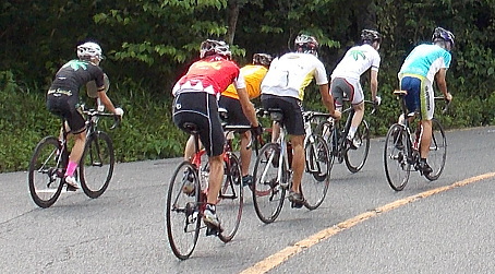 先頭集団が通過しました。牽引役は和田選手と井上選手