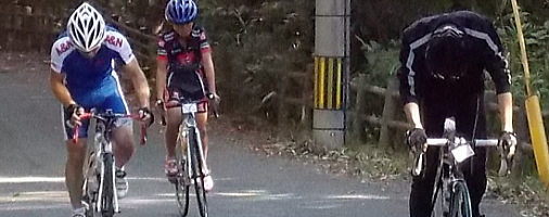 金子 竜生選手(青)と井上 隆選手（黒)をロックオンした椿 啓久選手(10歳)