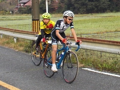 ジュニアの阿部選手(黄色)と藤田選手